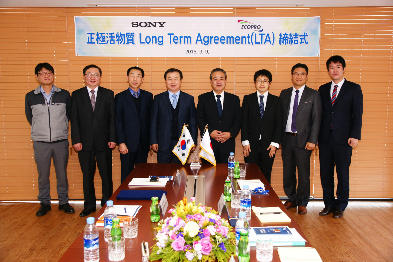 Lee Dong-chae (fourth from left), former EcoPro chairman, and the company executives and staff pose for a photo at EcoPro's headquarters in Ochang, North Chungcheong Province on March 2015. (EcoPro)