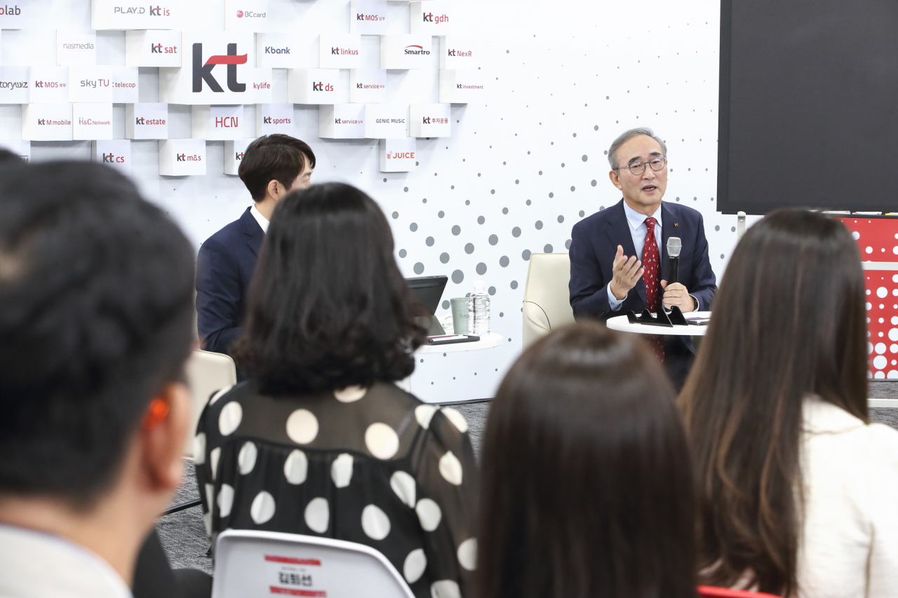 KT Corp.'s new CEO Kim Young-shub talks with employees at his inauguration ceremony at the company's headquarters in Bundang, Gyeonggi Province, Wednesday. (KT Corp.)