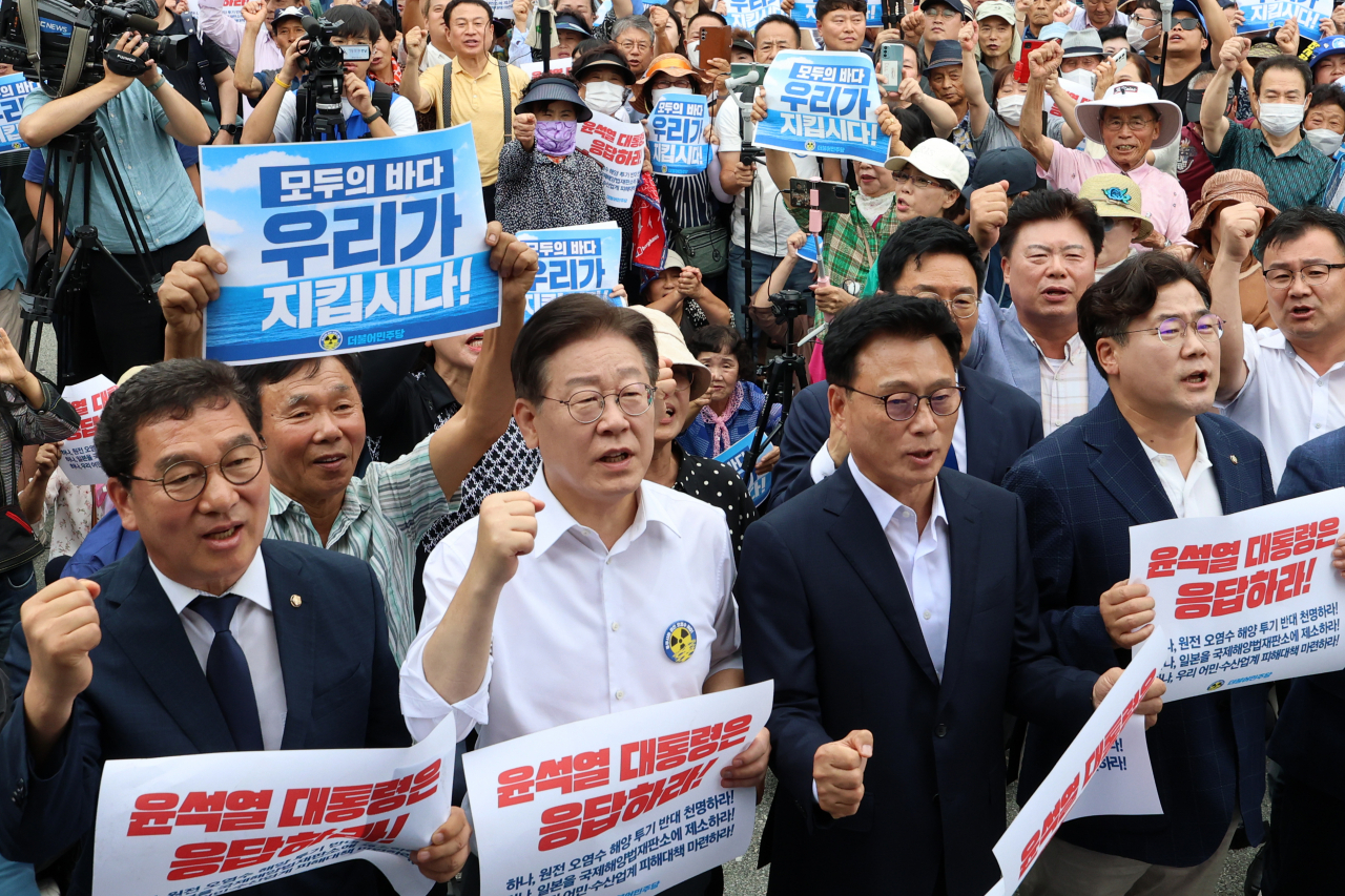 Democratic Party of Korea leaders rally against Fukushima water release by the Japanese government at the port city of Mokpo on Wednesday. (Yonhap)