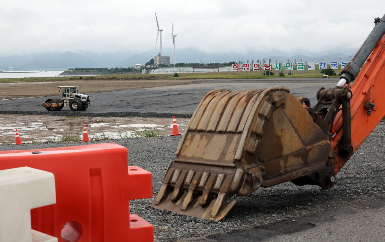 Construction equipment is seen at the Saemangeum site, close to Garyeok Island, Buan-gun in North Jeolla Province, Wednesday. (Yonhap)