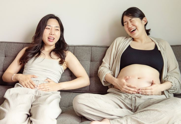 Kim Kyu-jin and her wife, Kim Sae-yeon, pose for a photoshoot at their home. (ConnectU)