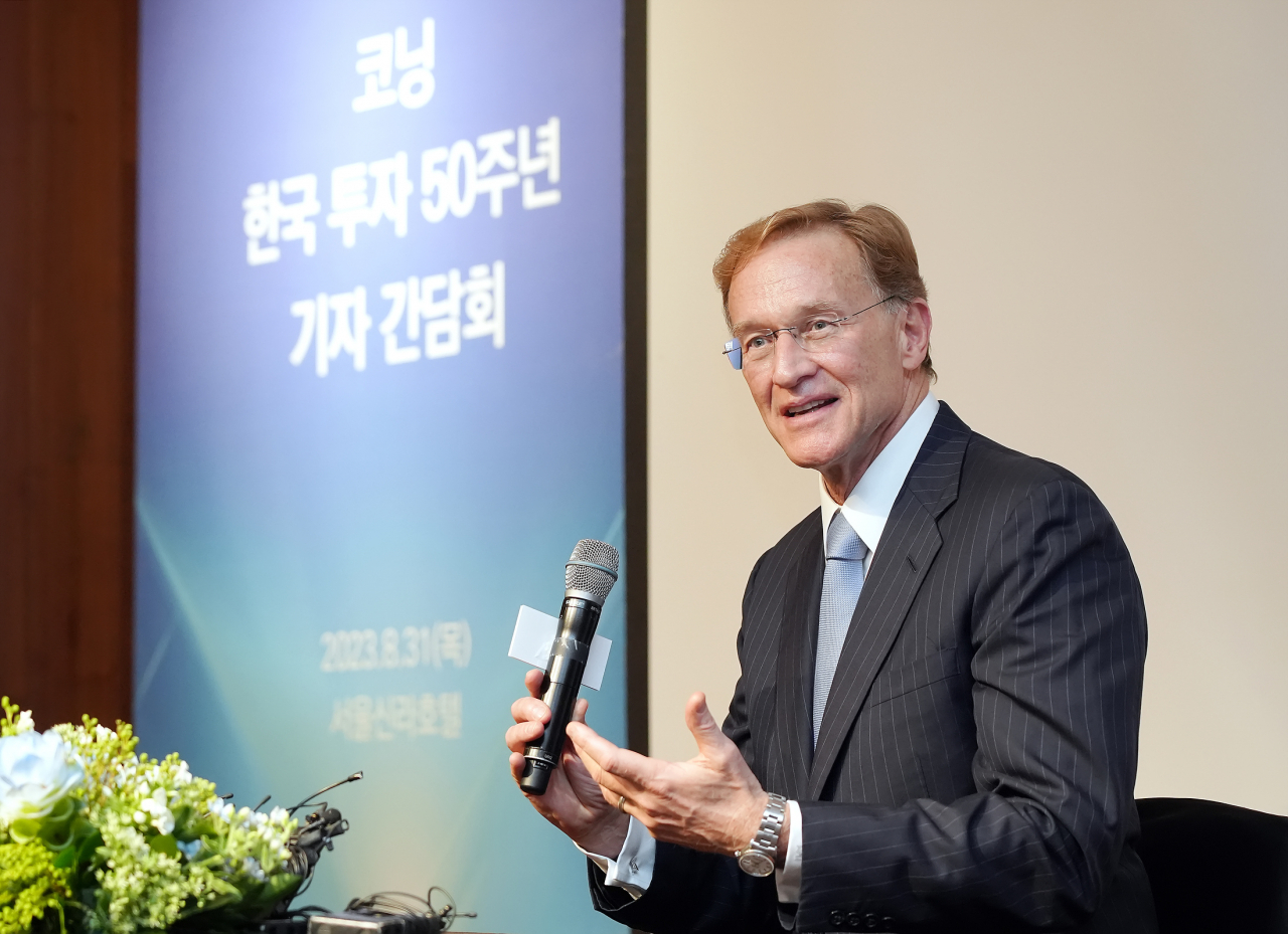 Corning Chairman Wendell Weeks speaks during a press conference in Seoul, Thursday. (Corning Inc.)