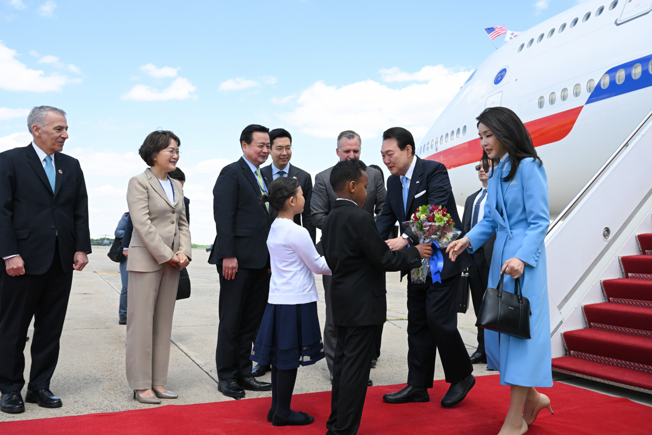 President Yoon Suk Yeol and first lady Kim Keon Hee greet farewell guests before departing on a state visit to the US at Seoul Airport in Seongnam, Gyeonggi Province on April 24. Kim carries Marhen.J's black hazel tote bag made of synthetic leather produced from agricultural wastes. (Presidential office)