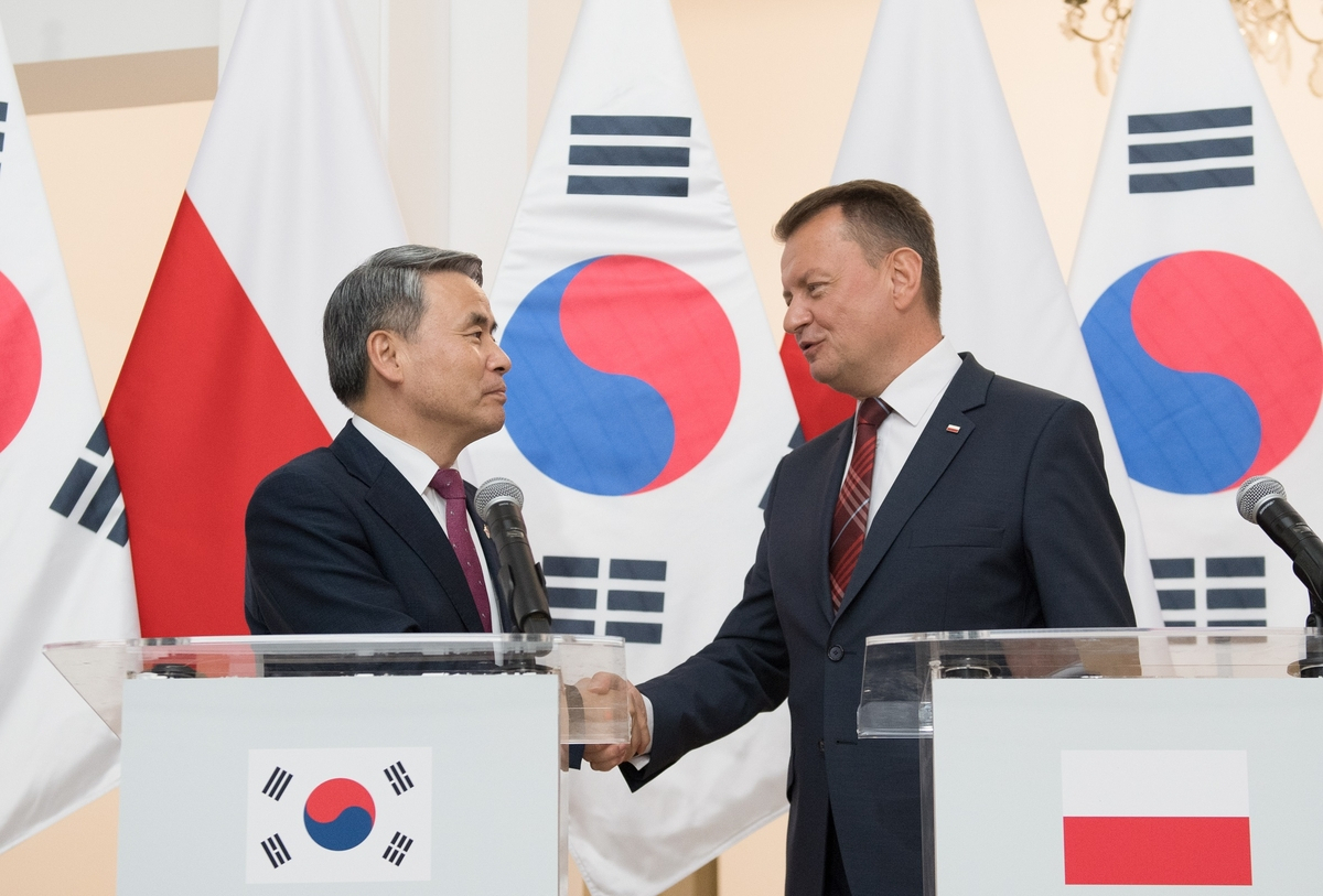 Defense Minister Lee Jong-sup (left) shakes hands with his Polish counterpart, Mariusz Blaszczak, following their meeting in Warsaw on Thursday (ROK Defense Ministry)
