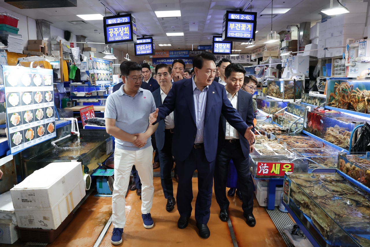 President Yoon Suk Yeol visits the Noryangjin fish market in Dongjak-gu, Seoul on Thursday. (Yonhap)