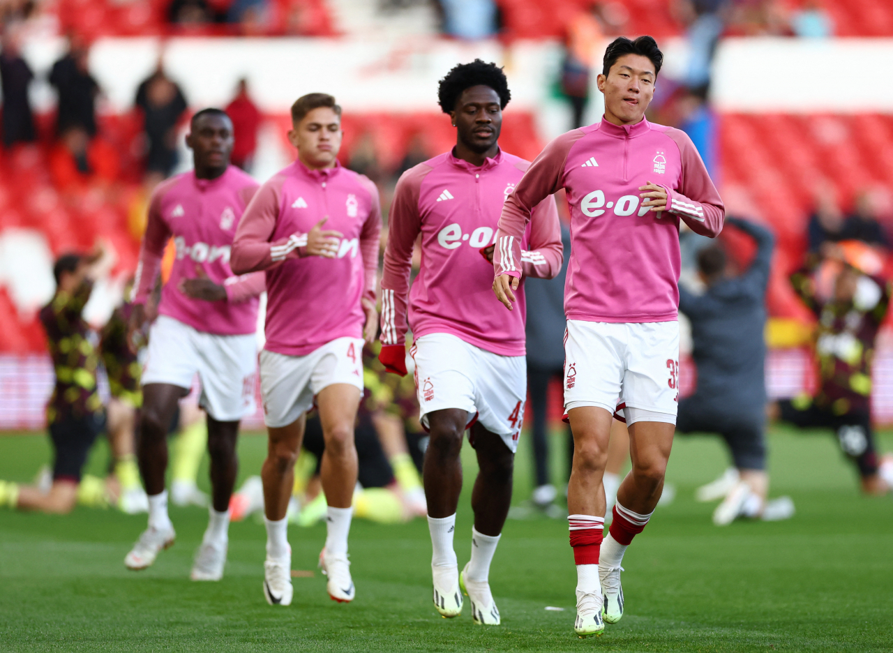 Nottingham Forest's Hwang Ui-jo (first from right) during the warm up before the match with Burnley at the Carabao Cup Second Round held in Nottingham, Britain on Aug. 30 (Reuters)