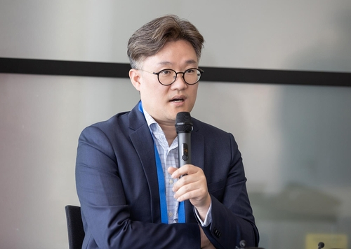 Chung Kang-il, vice president and head of the future planning group at Samsung Electronics Co.'s visual display division, speaks at a media briefing at the IFA tech show on Sept. 1. (Yonhap)