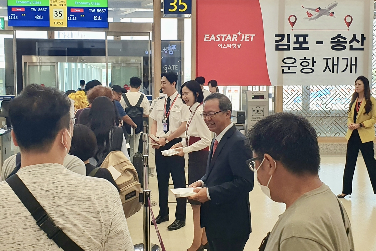 This photo on Sept. 2 shows Eastar Jet CEO Cho Joong-seok (3rd from right) and its officials attending an event to celebrate the resumption of international flights at Gimpo International Airport in western Seoul. (Yonhap)