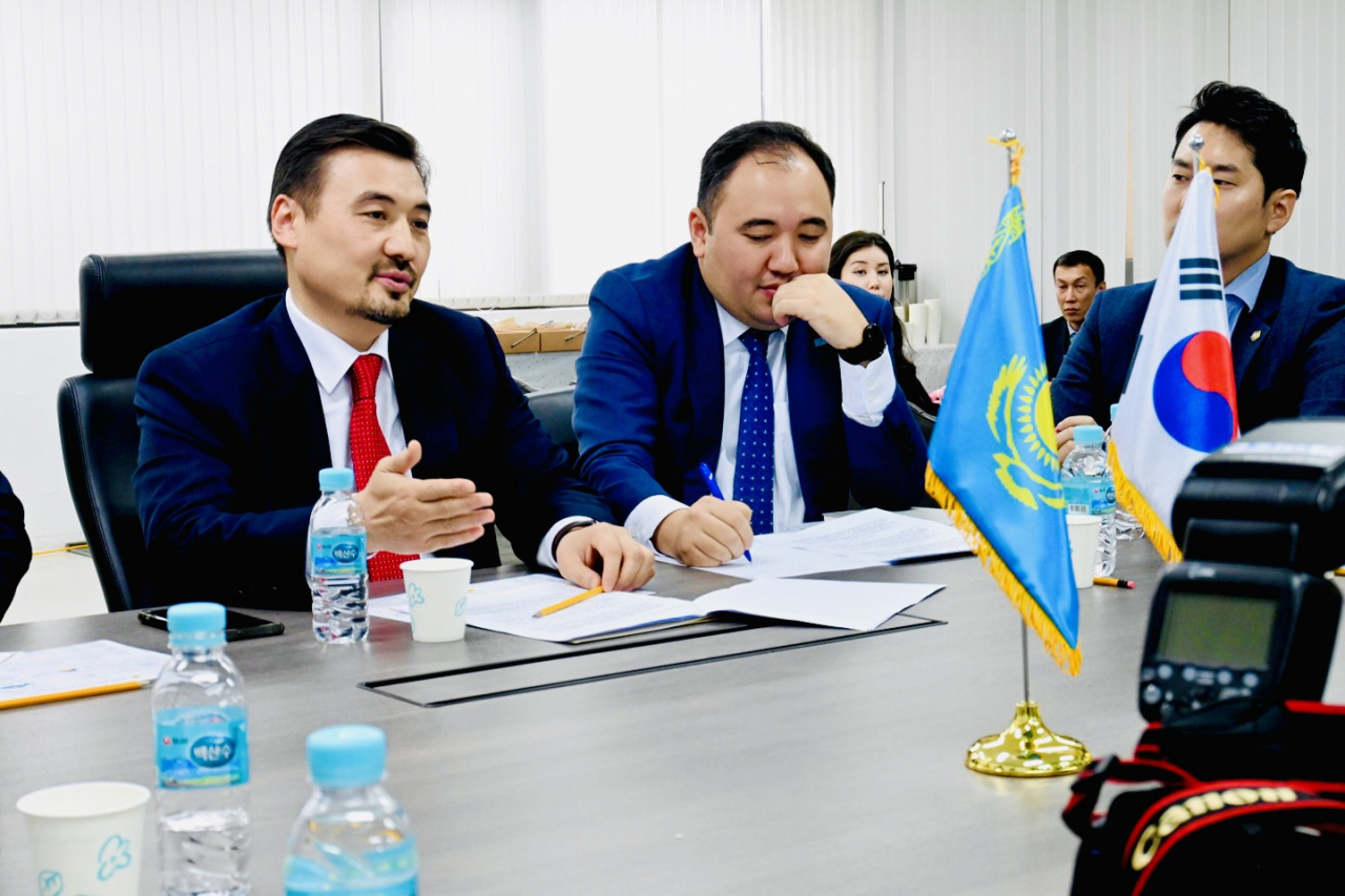 Kazakhstan’s top envoy to Korea, Nurgali Arystanov highlights economic ties with Korea at a round table at Kazakh Embassy in Yongsan-gu, Seoul on Tuesday. (Sanjay Kumar/The Korea Herald)