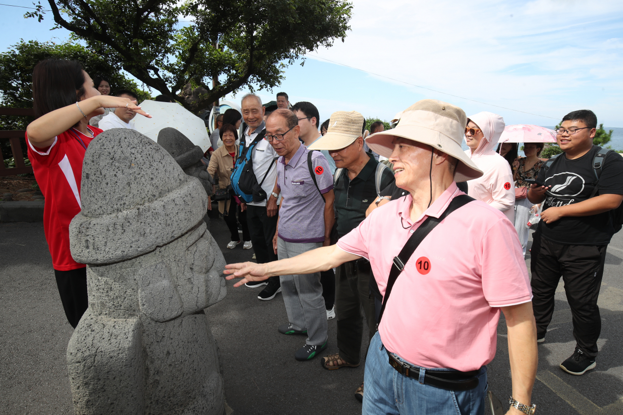 Chinese tourists on a group tour visit Jeju's Yongduam Rock on Thursday. (Yonhap)