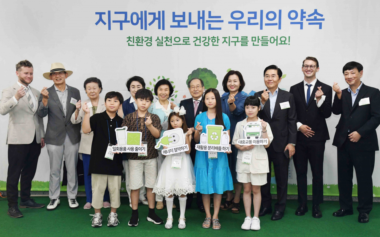 Homeplus holds the awarding ceremony of the 21st e-Blue Children’s Environmental Arts Contest at the National Assembly in Seoul on Aug. 19. Third from the right is Homeplus CEO Lee Jay. (Homeplus)