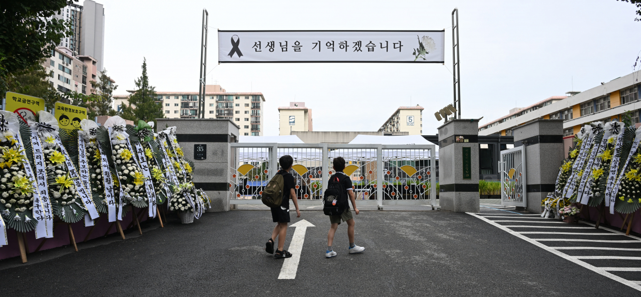Funeral wreaths are placed outside Seoi Elementary School in Seoul's Seocho-gu, central Seoul, to commemorate the death of a 23-year-old teacher who took her own life in July. (Lee Sang-sub/The Korea Herald)
