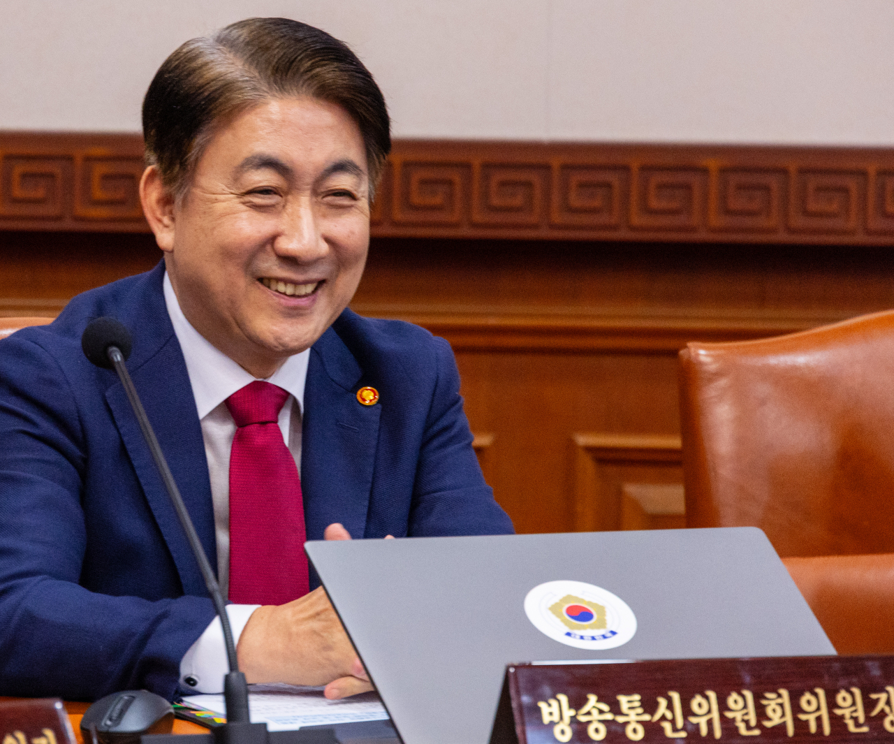 Lee Dong-gwan, the head of the Korea Communications Commissions licensing and regulating broadcasters, attends a plenary session of the National Assembly communications committee on Monday. (Yonhap)