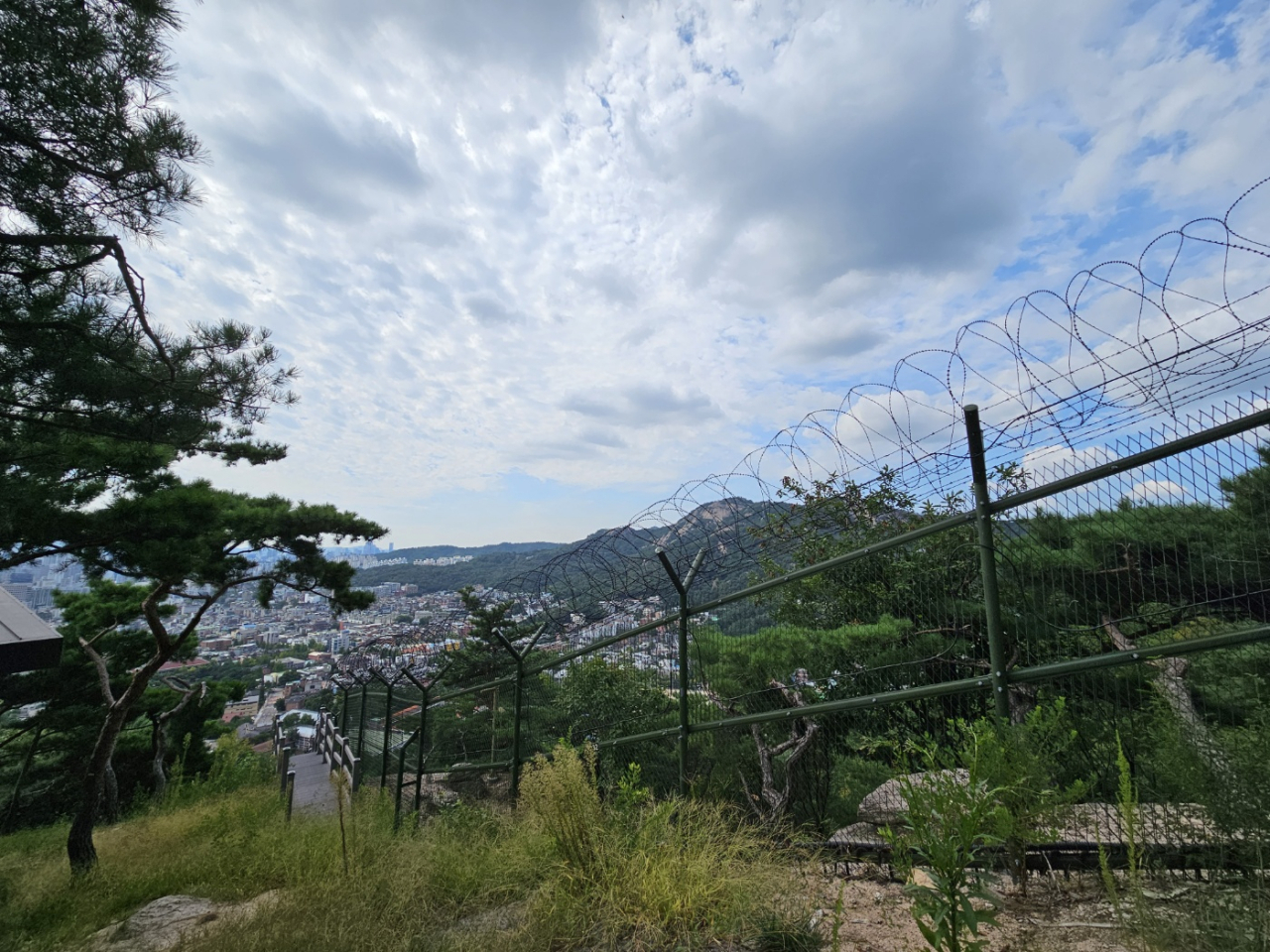 Barbed wire fences are seen next to the Cheong Wa Dae Observatory in Bugaksan, northern Seoul, Tuesday. (Kim Hae-yeon/The Korea Herald)