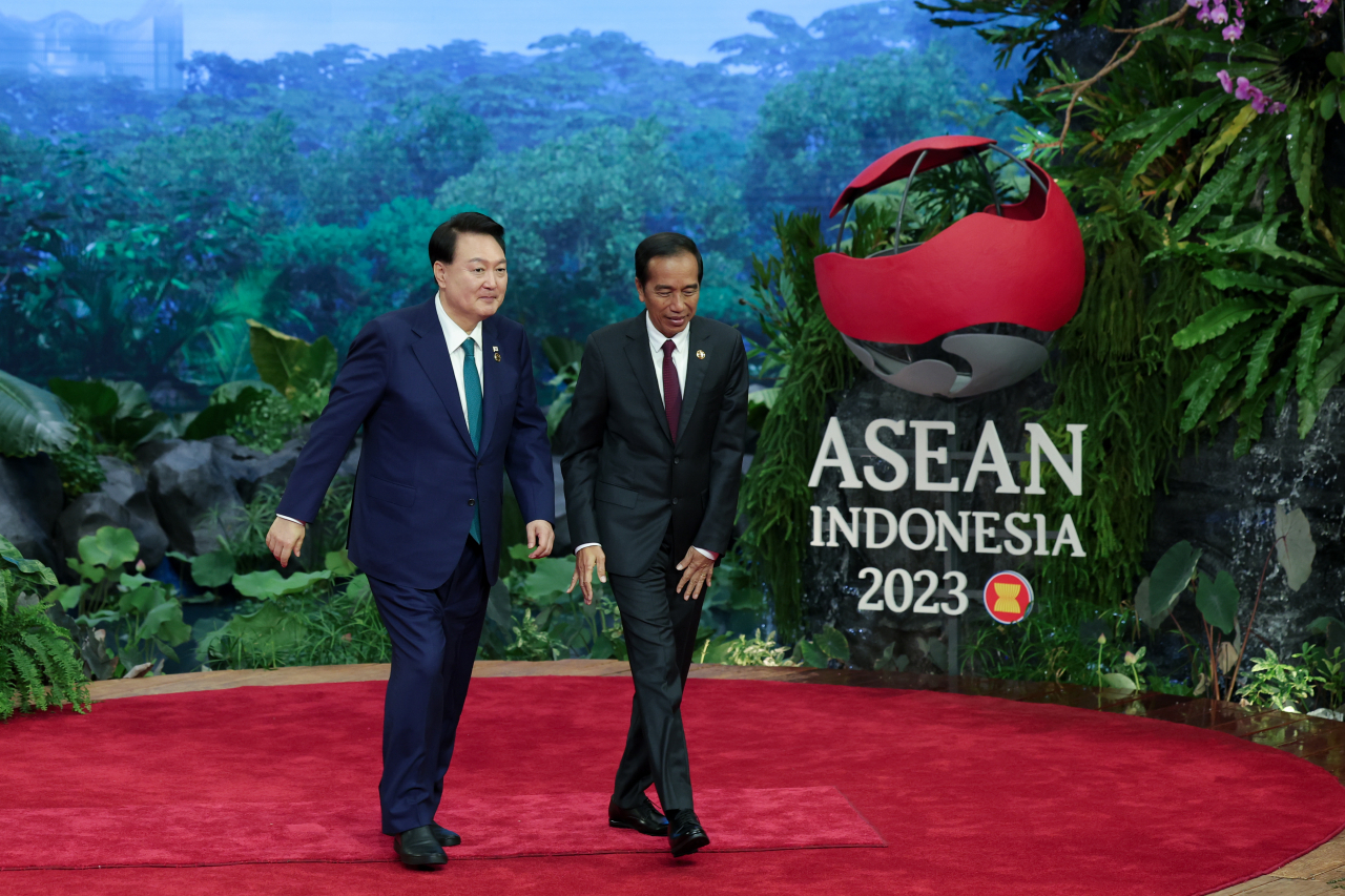 President Yoon Suk Yeol (left) is being greeted by Indonesian President Joko Widodo at the ASEAN-Korea Summit held at the Jakarta Convention Center in Indonesia on Wednesday (local time).