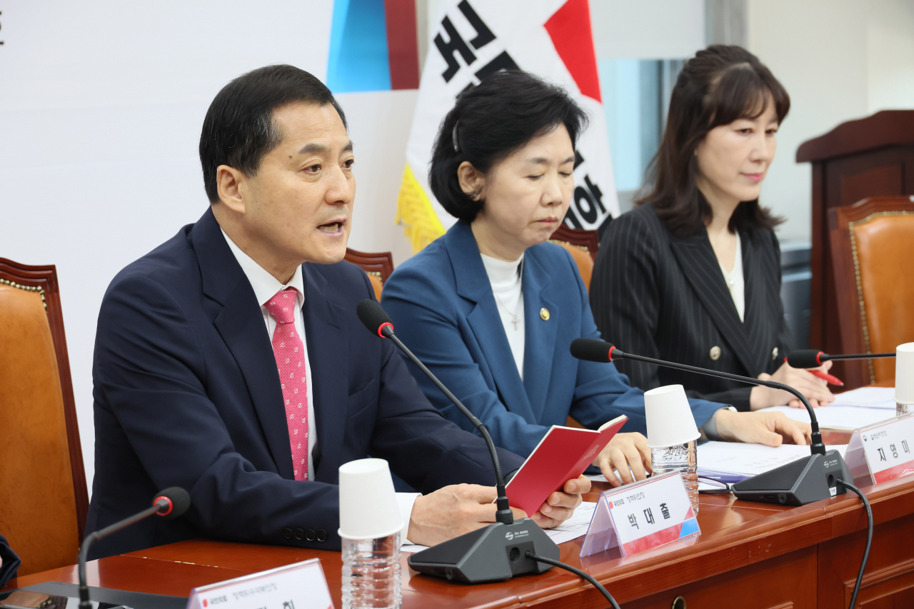 People Power Party Rep. Park Dae-chul (left) and Korea Disease Control and Prevention Agency chief Jee Young-mee (second from left) attend a meeting held at the National Assembly on Wednesday to discuss measures to boost financial support to bereaved family members of those who died after vaccination. (Yonhap)