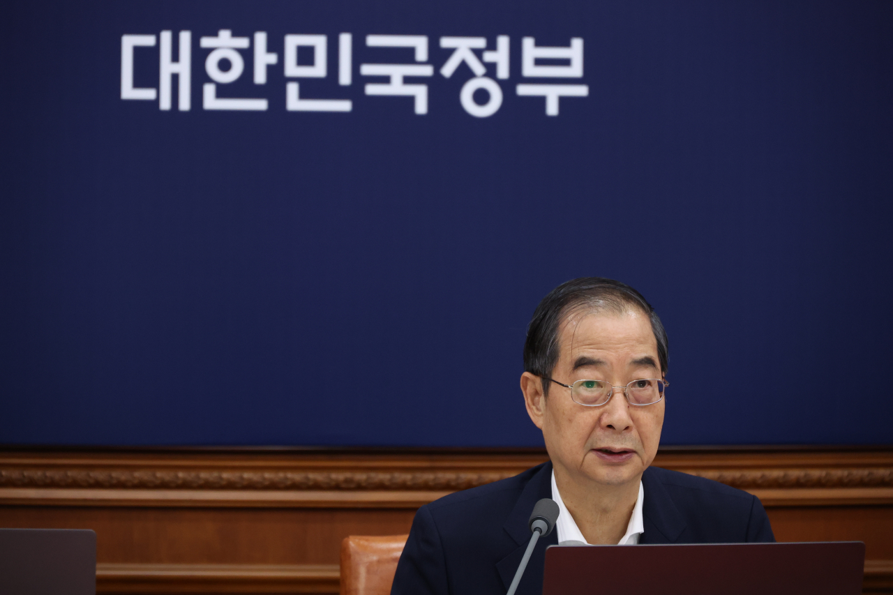 Prime Minister Han Duck-soo speaks during a Cabinet meeting Tuesday. (Yonhap)