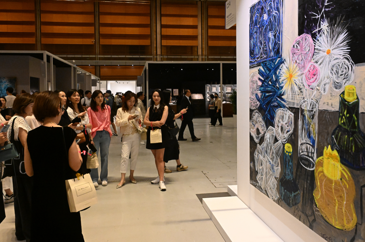 Visitors to Frieze Seoul 2023 look at artwork at Coex, southern Seoul, as part of a VIP day on Wednesday. The fair runs through Saturday. (Im Se-jun/The Korea Herald)