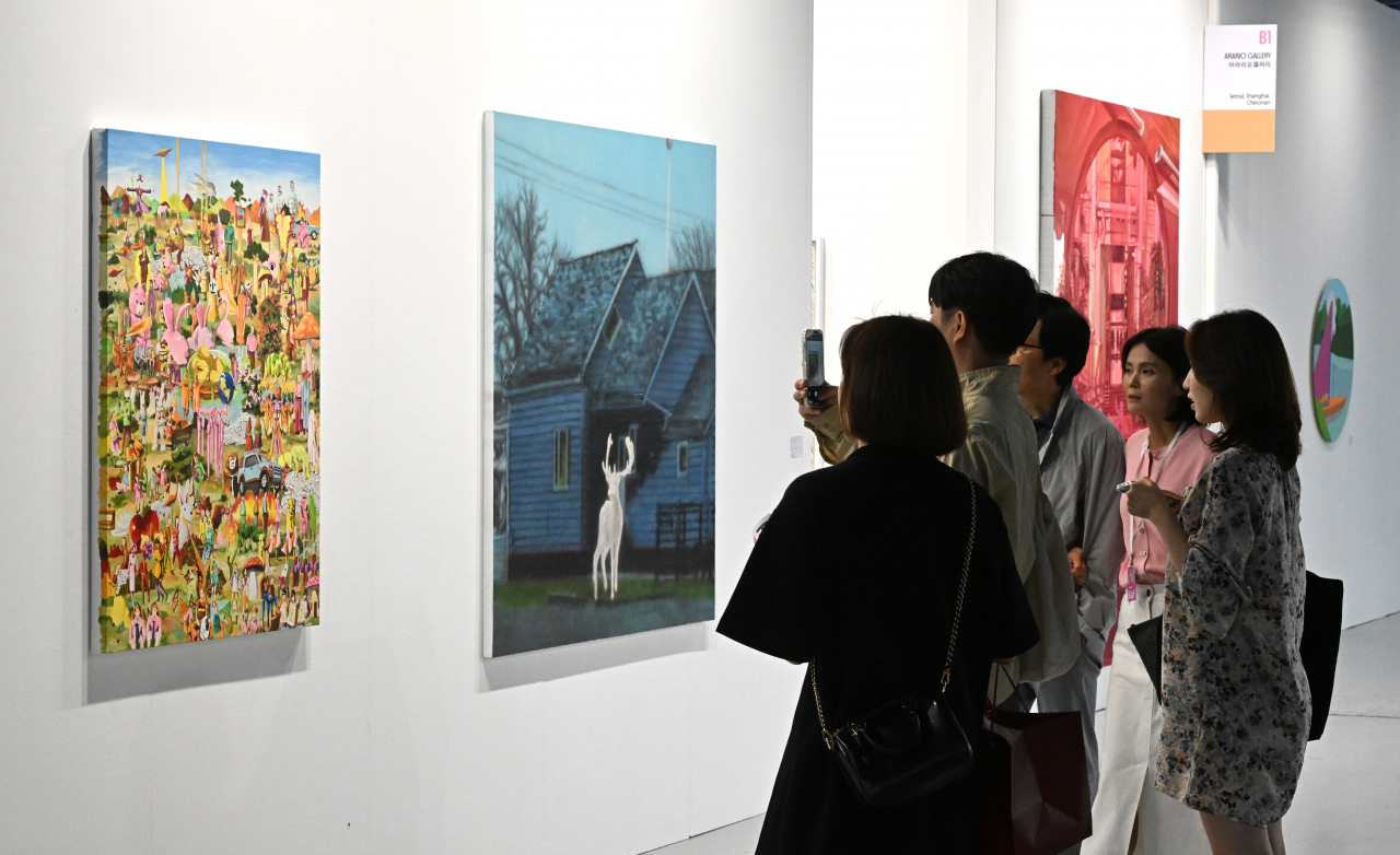 Visitors to Kiaf Seoul 2023 look at artwork at Coex, southern Seoul, as part of a VIP day on Wednesday. The fair runs through Sunday. (Im Se-jun/The Korea Herald)