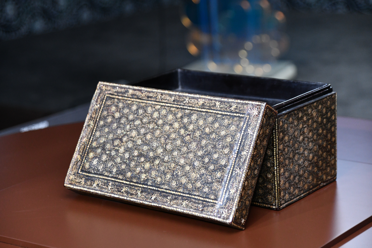 A lacquered box with an inlaid mother-of-pearl chrysanthemum and scroll design, dating back to the 13th century (CHA)