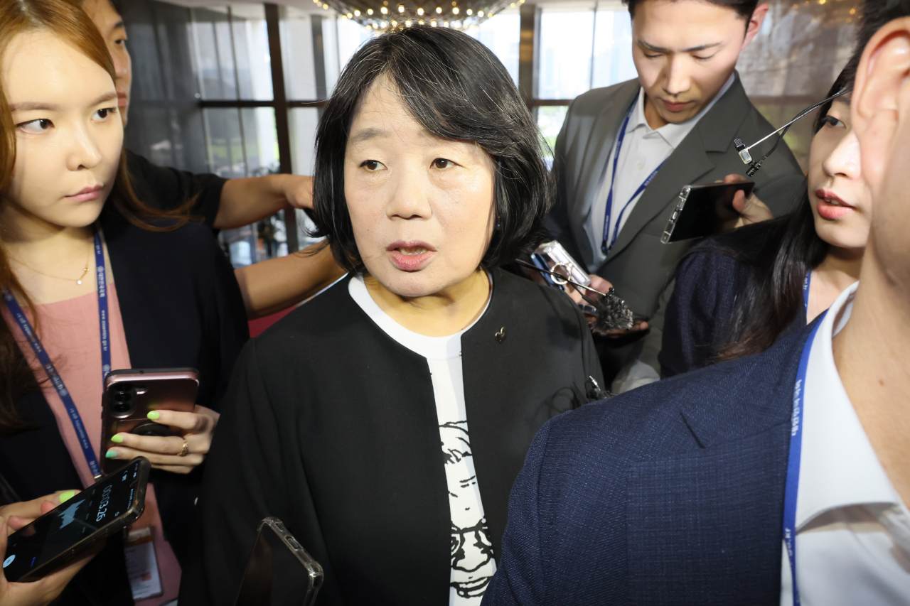 Independent lawmaker Youn Mee-hyang (Center) is surrounded by reporters at the National Assembly in Seoul on Tuesday. (Yonhap)