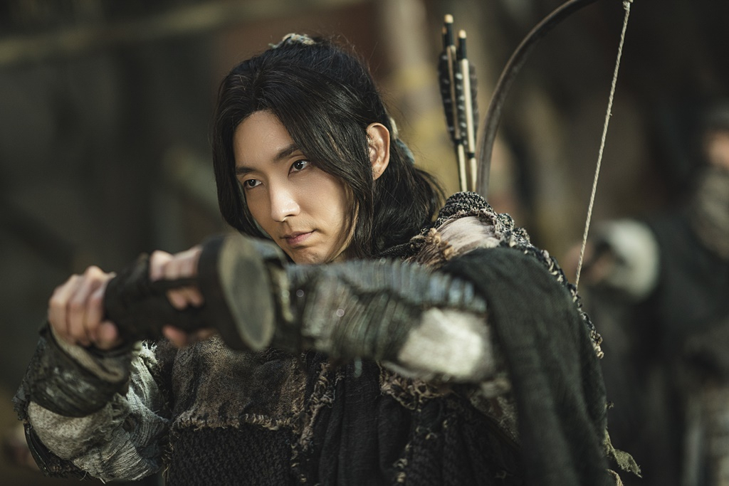 Lee Joon-gi plays the role of tribe leader Eunseom in 