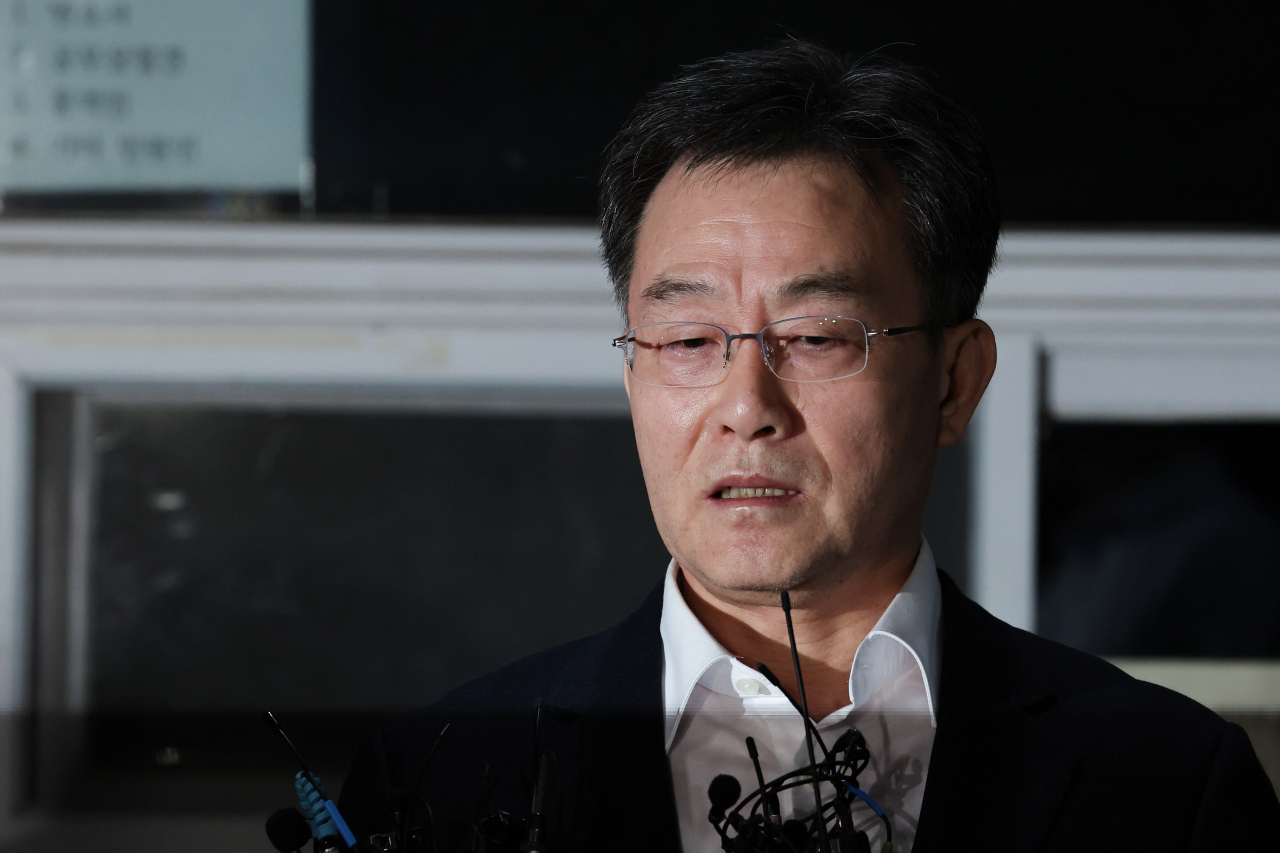 Kim Man-bae, a former reporter and suspect in controversial real estate project led by Rep. Lee Jae-myung, speaks to reporters outside the Seoul detention center on Thursday. (Yonhap)