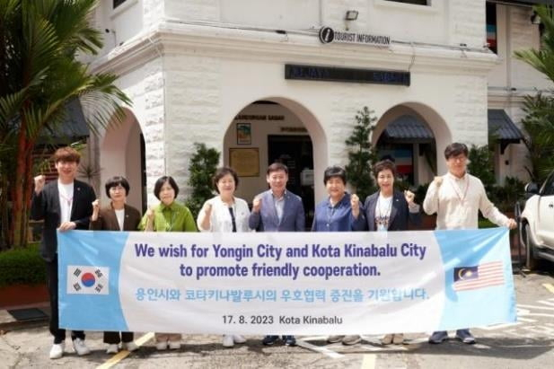 Democratic Party of Korea members of the Yongin City Council who visited Kota Kinabalu, Malaysia, last month, pose for a photo in this photo taken on Aug.17. (Yongin City Council)