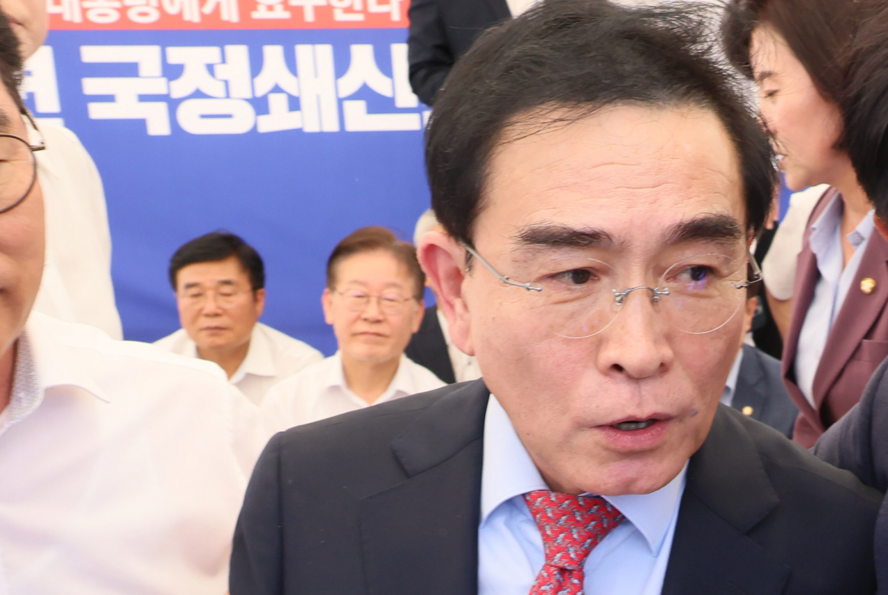 People Power Party Rep. Tae Yong-ho leaves after making a protest visit to Democratic Party of Korea leader Rep. Lee Jae-myung on Thursday. (Yonhap)