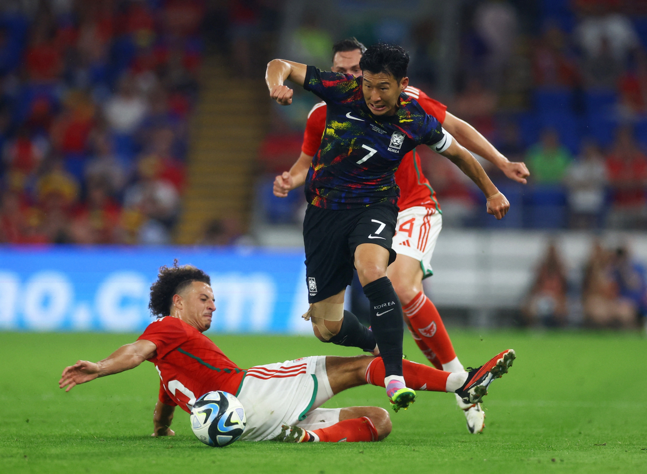 Son Heung-min of South Korea (center) is challenged by Connor Roberts (right) and Ethan Ampadu of Wales during the teams' friendly football match at Cardiff City Stadium in Cardiff on Thursday. (Yonhap)