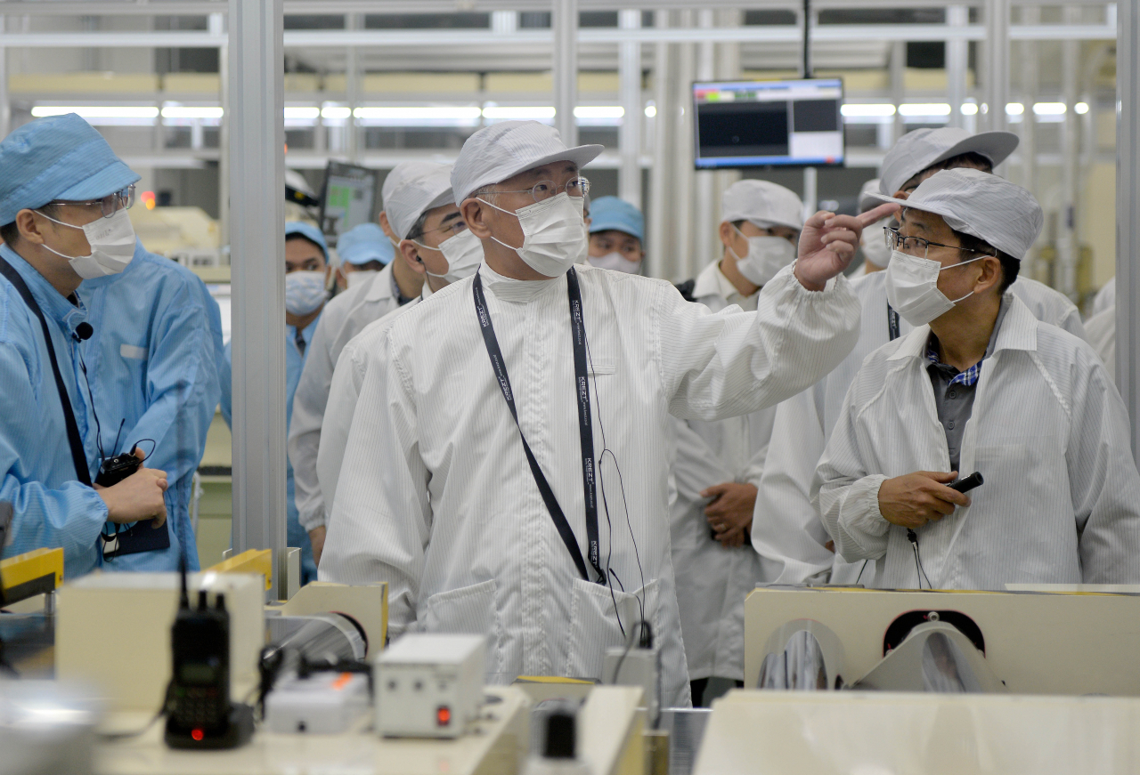 Hyundai Motor Group Executive Chair Chung Euisun (center) looks around Hyundai LG Indonesia Green Power, a joint battery cell plant with LG Energy Solution, in Kawarang New Industry City in Indonesida, Thursday. (Hyundai Motor Group)