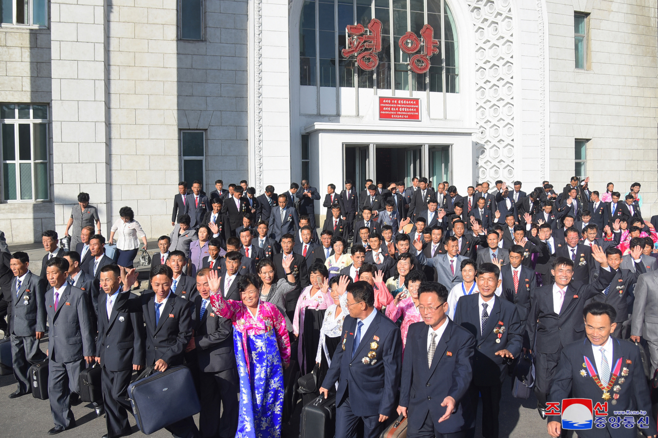 North Korean people participating in the 75th-anniversary celebration of their country's foundation arrived in the capital city of Pyongyang on Wednesday, as shown in this photo released by the state-run Korean Central News Agency on Thursday. (Yonhap)