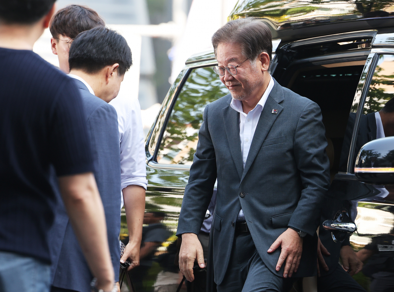 The main opposition Democratic Party leader Lee Jae-myung arrives at the Suwon District Prosecutor's Office in Gyeonggi Province to appear before prosecutors for questioning over his alleged involvement in illegal money transfers to North Korea. (Yonhap)