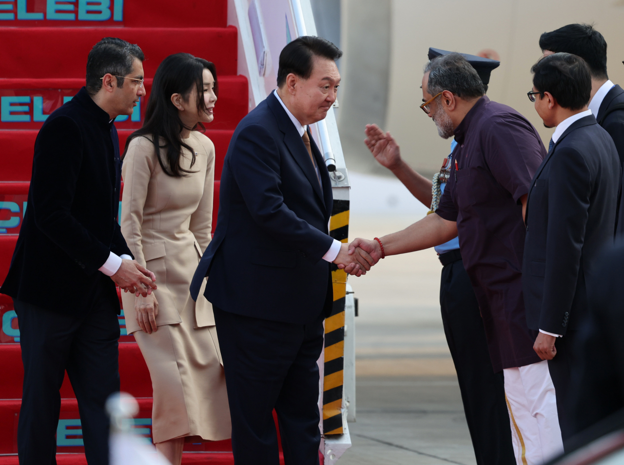 President Yoon Suk Yeol (center) arrives in New Delhi to attend a G20 summit on Friday. (Yonhap)