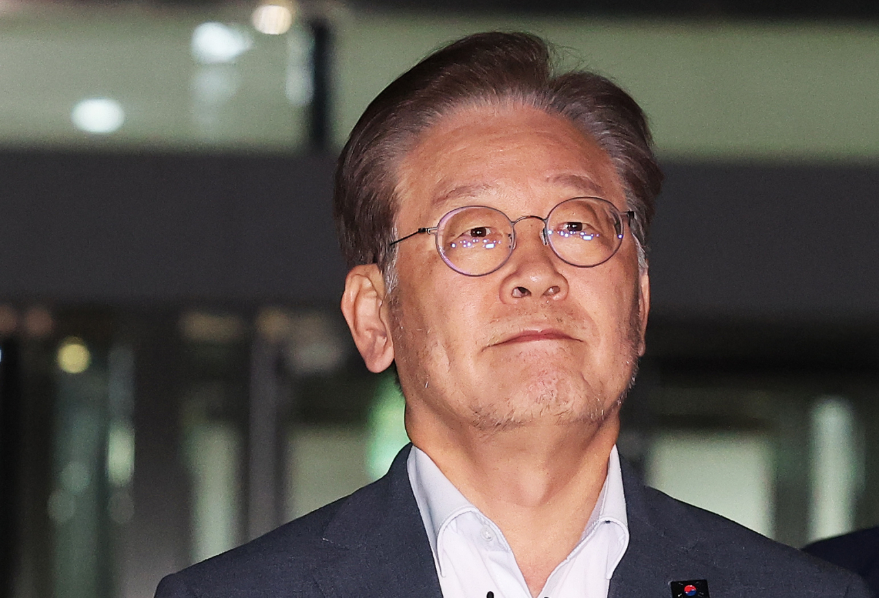 Democratic Party of Korea Chairman Rep. Lee Jae-myung walks out of the Suwon District Prosecutors' Office after the interrogation was paused on Saturday. (Yonhap)