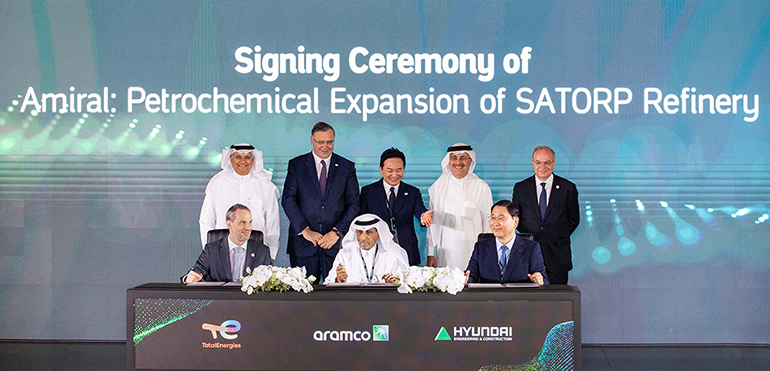 Korean Land Minister Won Hee-ryong (third from left in the back row) poses for the photo with officials of Saudi Aramco after signing an agreement on the construction of the Amiral petrochemical plant on June 24. (Hyundai E & C)