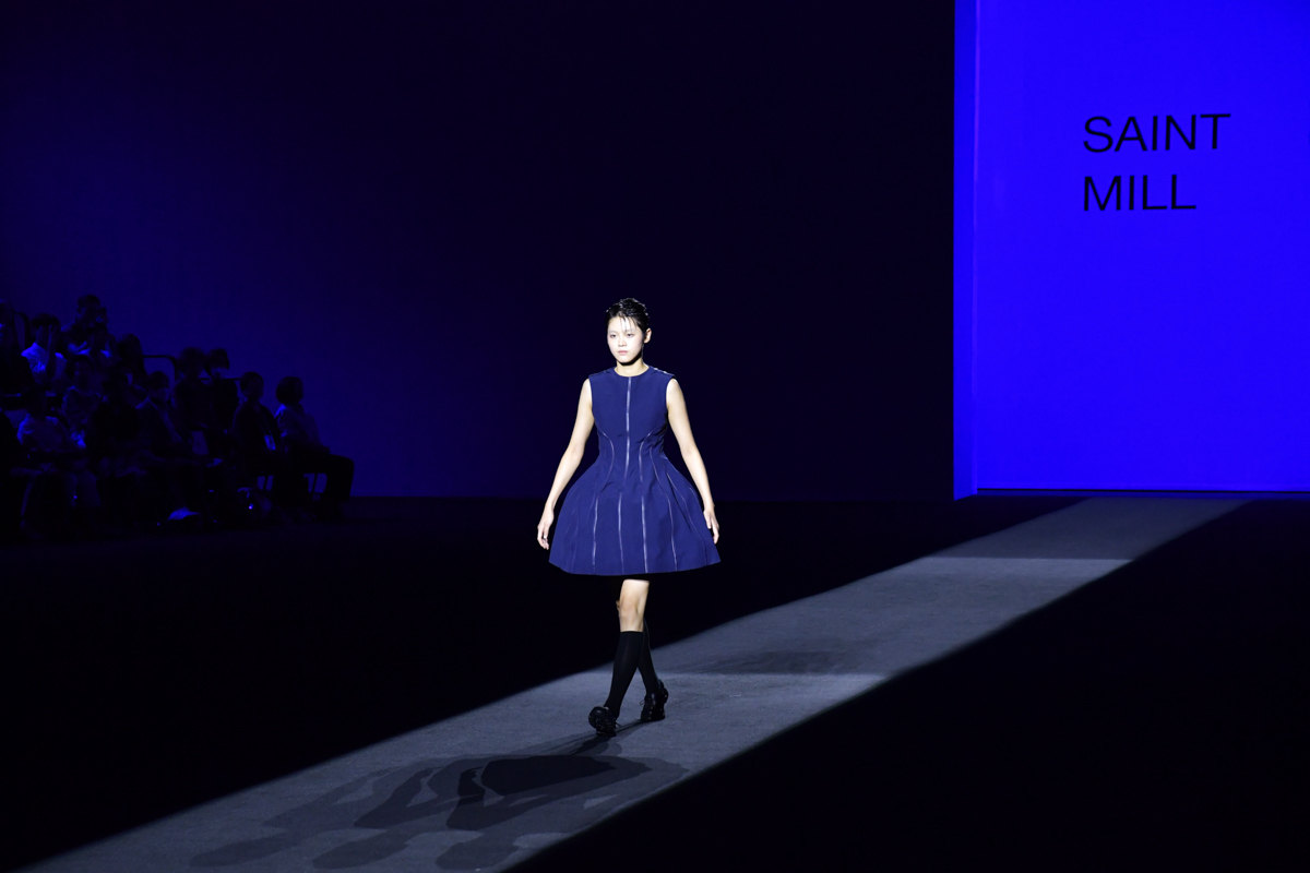 A model walks down the catwalk for the Saint Mill 2024 spring-summer collection show at Seoul Fashion Week at Dongdaemun Design Plaza in Seoul, Sept. 6. (SFW)