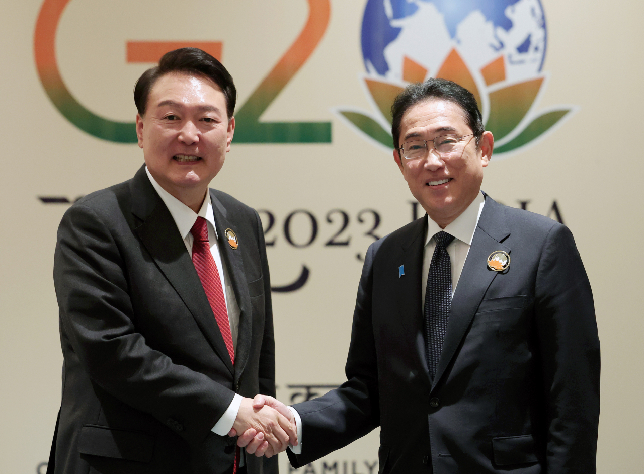 President Yoon Suk Yeol (left) and Japanese Prime Minister Fumio Kishida pose for a photo before talks on the sidelines of the G-20 summit at the Bharat Mandapam convention center in New Delhi, India, Sunday. (Yonhap)