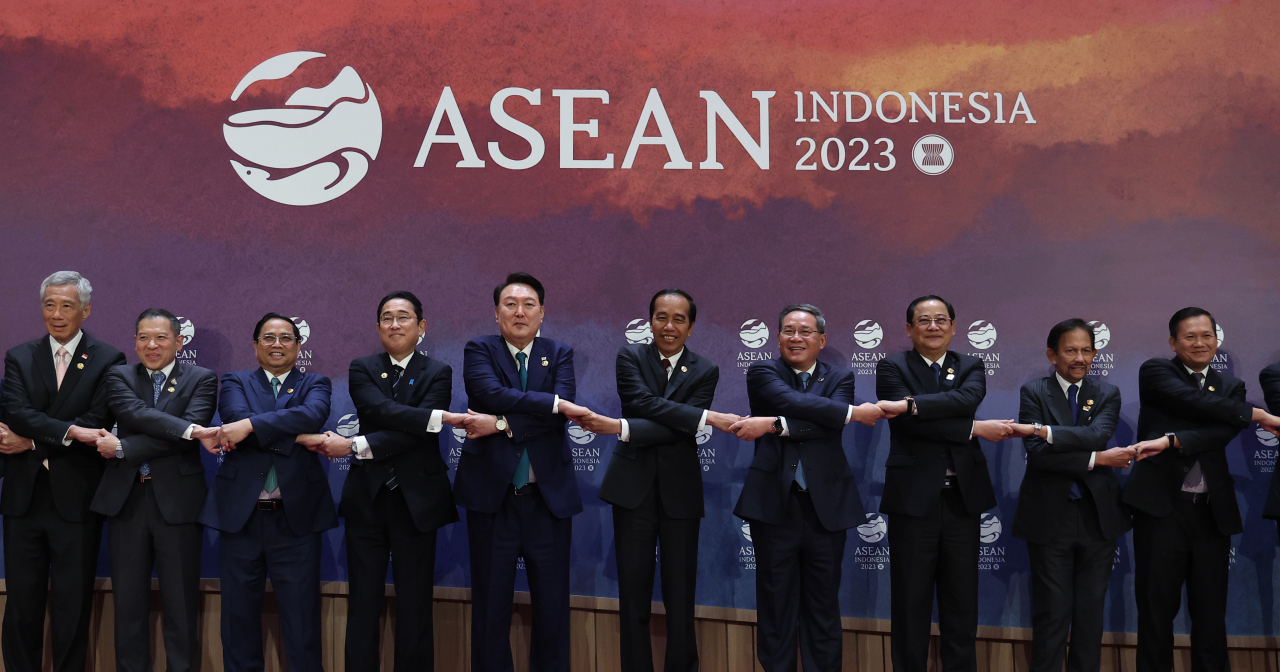 South Korean President Yoon Suk Yeol (5th from left) joins a group photo session during a summit with the leaders of the 10-member Association of Southeast Asian Nations in Jakarta on Wednesday. (Yonhap)