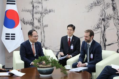 Second Deputy National Security Adviser Lim Jong-deuk (left) holds talks with his British counterpart, Matthew Collins, in Seoul on April 26. (Yonhap)
