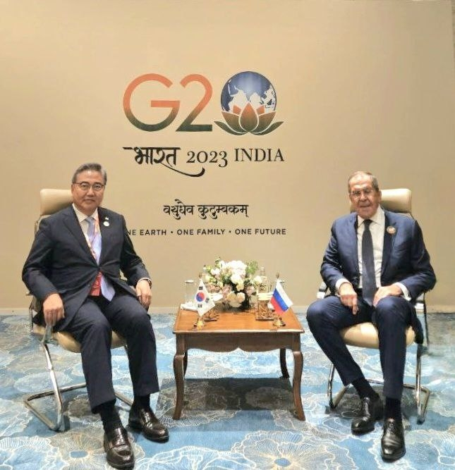 South Korean Foreign Minister Park Jin (left) poses for a photo with his Russian counterpart, Sergey Lavrov, before their talks on the sidelines of the Group of 20 (G20) meeting in India on Sunday. (Yonhap)