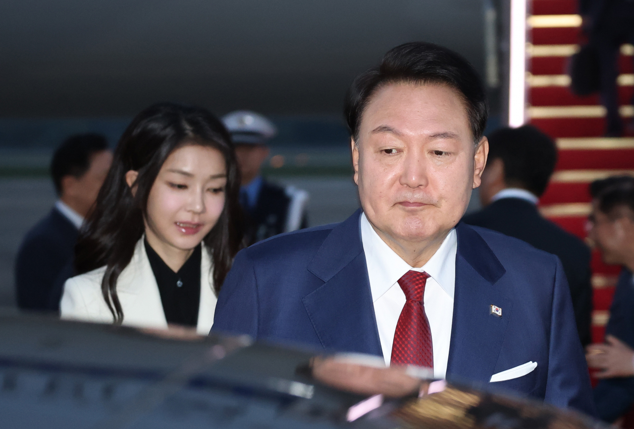 President Yoon Suk Yeol (right) and first lady Kim Keon Hee arrive at Seoul Air Base in Seongnam, Gyeonggi Province, Monday. (Yonhap)