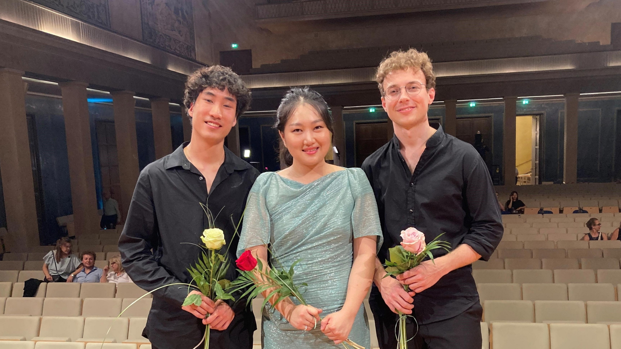 Lee Hae-sue (middle) poses for photos with third prize winners Takehiro Konoe from Japan (left) and Ionel Ungureanu from Germany in Munich, Sept. 10. (Samsung Foundation of Culture)