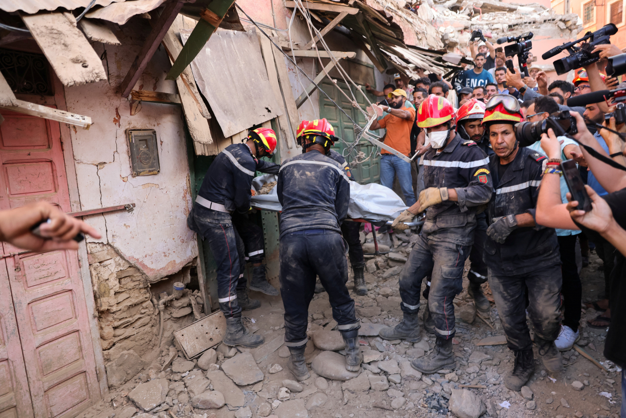 Emergency workers carry a dead body in the aftermath of a deadly earthquake, in Amizmiz, Morocco, September 10, 2023. (Reuters-Yonhap)
