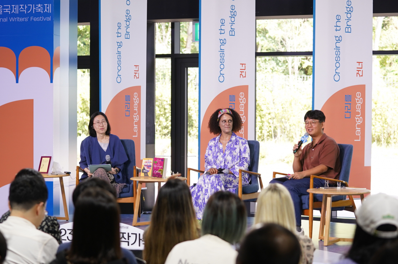 From left: Poet Jin Eun-young, writer Bernardine Evaristo and literary critic Song Jong-won take part in a 