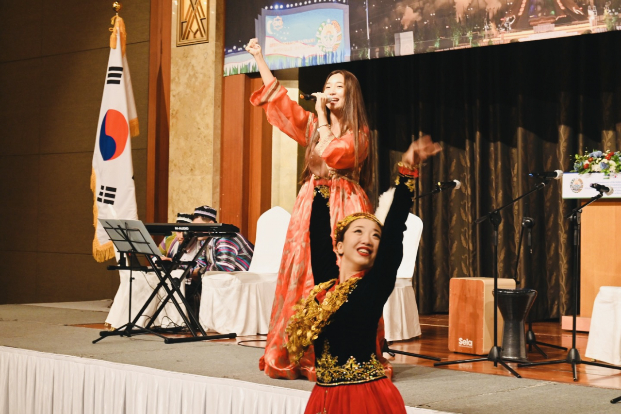 Artists perform a traditional song and dance during the reception of Uzbekistan’s 32nd Independence Day at Lotte Hotel, Seoul, Friday. (Sanjay Kumar/The Korea Herald).