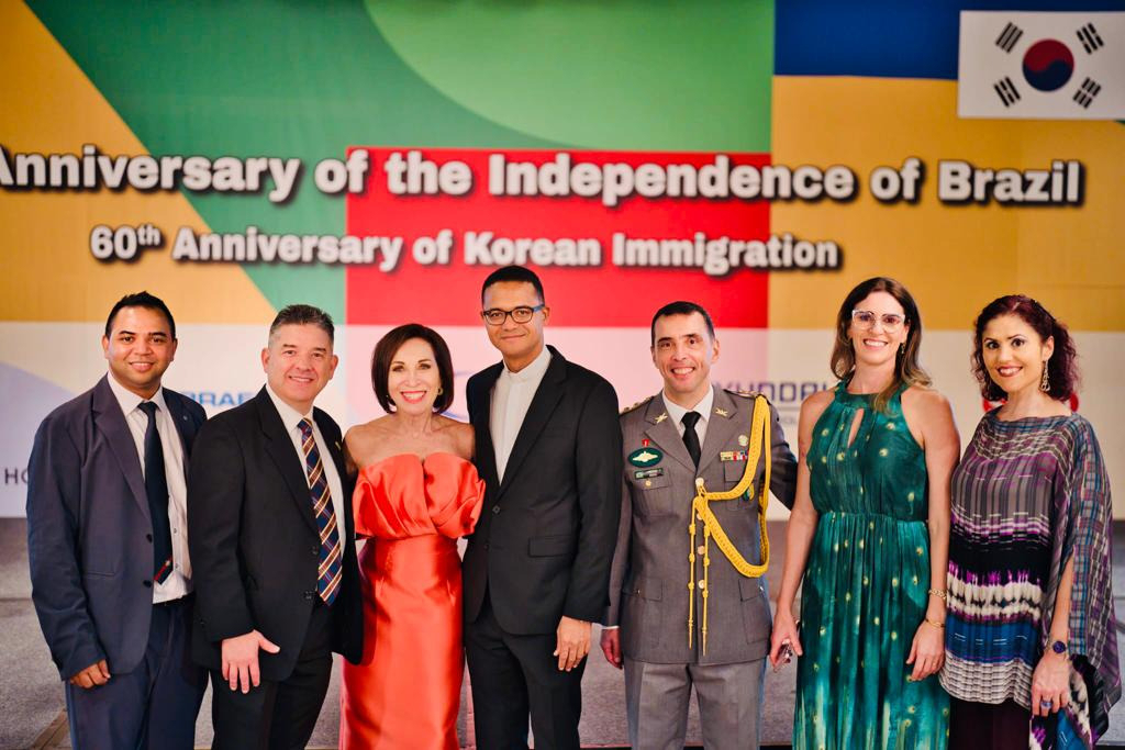 Guests pose for a photo with Brazil's Ambassador to Korea Marcia Donner Abreu(third from left) at Brazil's 201st anniversary of independence at the Four Seasons Hotel in Jung-gu, Seul on Sept. 6. (Vatican Embassy in Seoul)