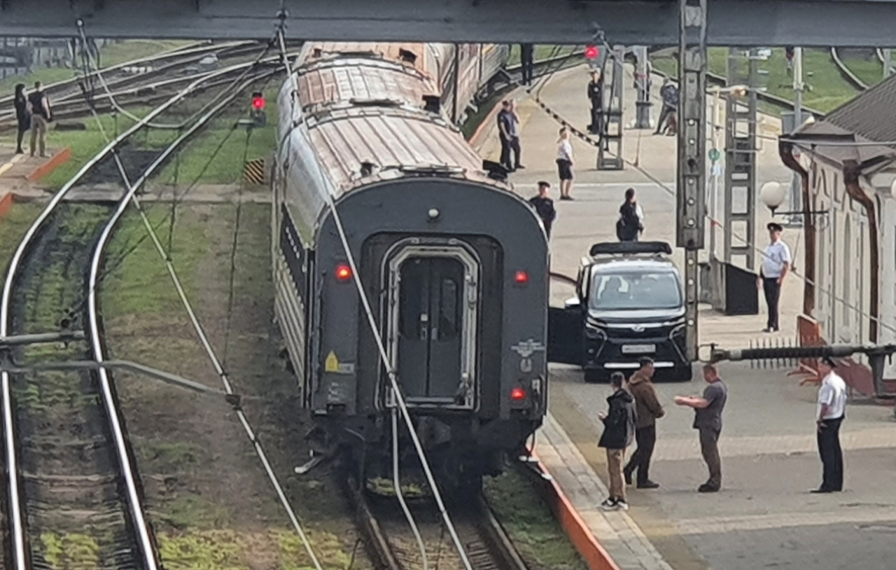 Police and military personnel are spotted at a rail station platform in the Russian Pacific port city of Vladivostok on Monday. North Korea's state media reported on the day leader Kim Jong-un will soon visit Russia to hold talks with President Vladimir Putin. (Yonhap)