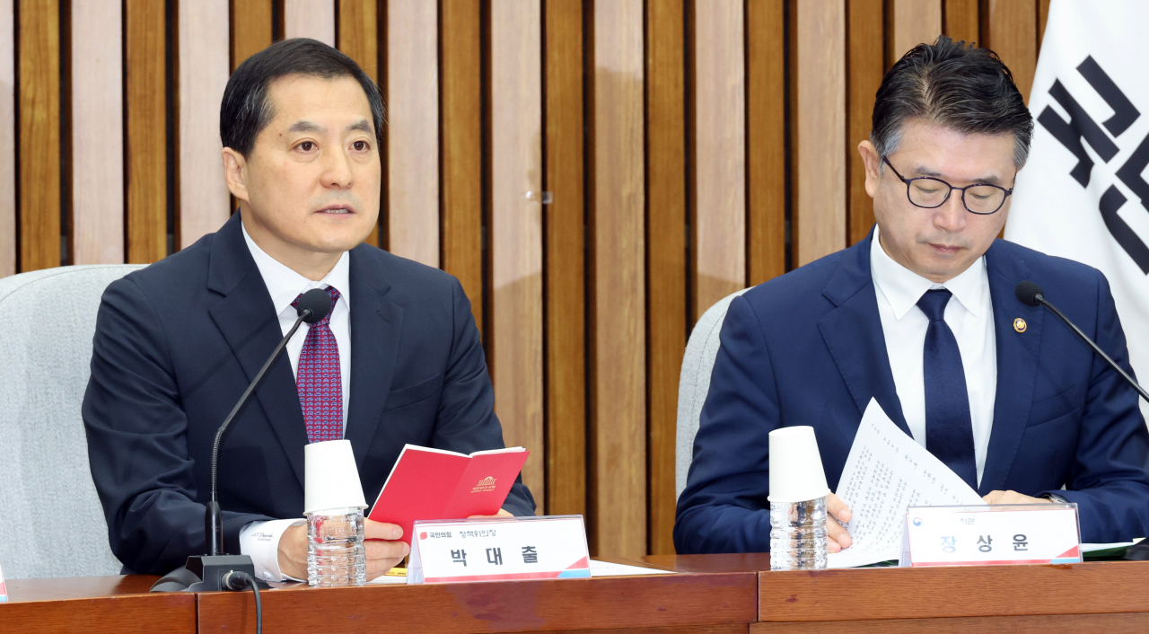 Park Dae-chul (left), the top policymaker of the ruling People Power Party, and Vice Education Minister Jang Sang-yoon attend a consultative meeting of senior party and government officials at the National Assembly in Seoul on Tuesday. (Yonhap)