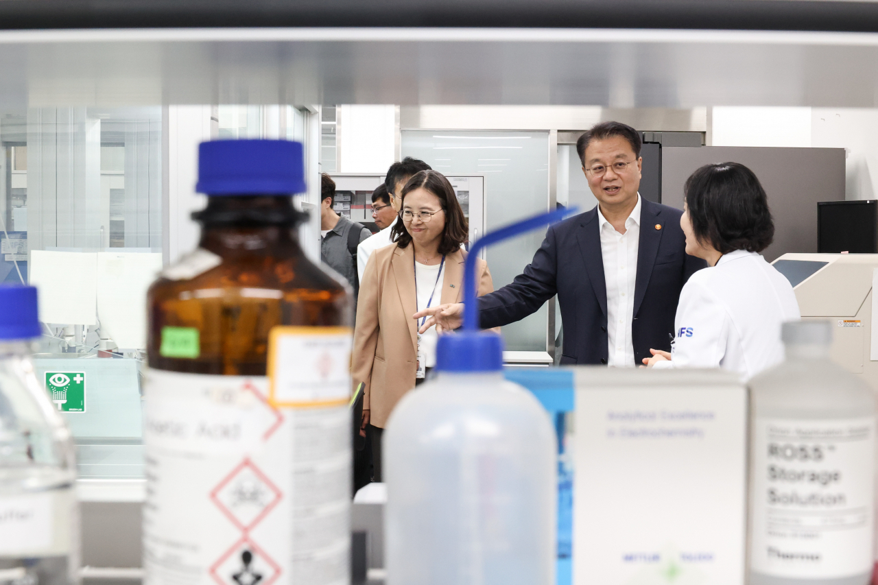 Bang Ki-sun, minister of government policy coordination, inspects drug-detecting facilities at the National Forensic Service headquarters in Seoul on Tuesday. (Prime Minister's Office)